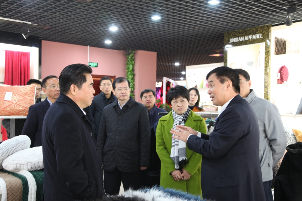 2016年11月26日，時(shí)任連云港市市長(zhǎng)項(xiàng)雪龍來(lái)到飛雁毛毯有限公司調(diào)研指導(dǎo)工作。